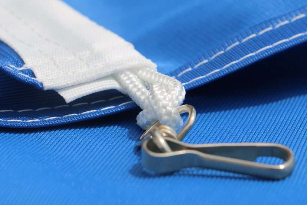 Bandiera confezionata con moschettone in metallo e corda