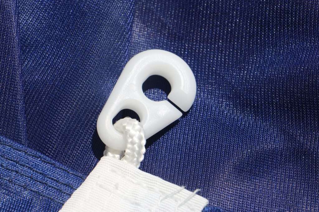 Bandiera confezionata con moschettone in plastica (toggle)