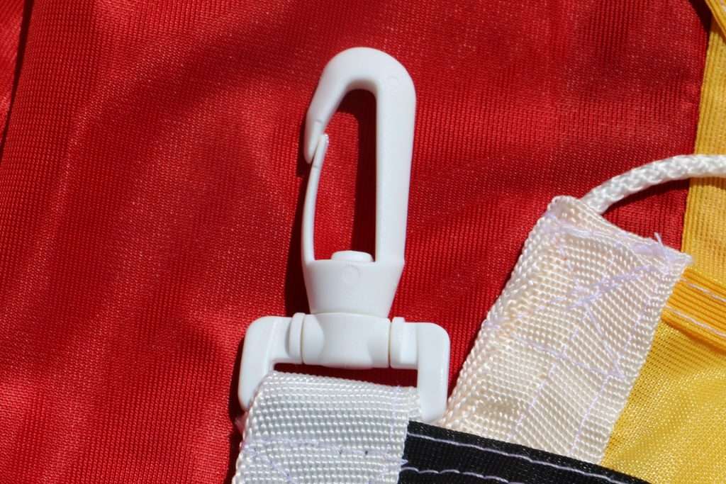 Bandiera confezionata con moschettone in plastica (toggle)