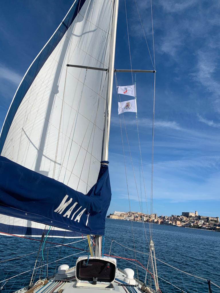 Bandiere esposte su una barca a vela