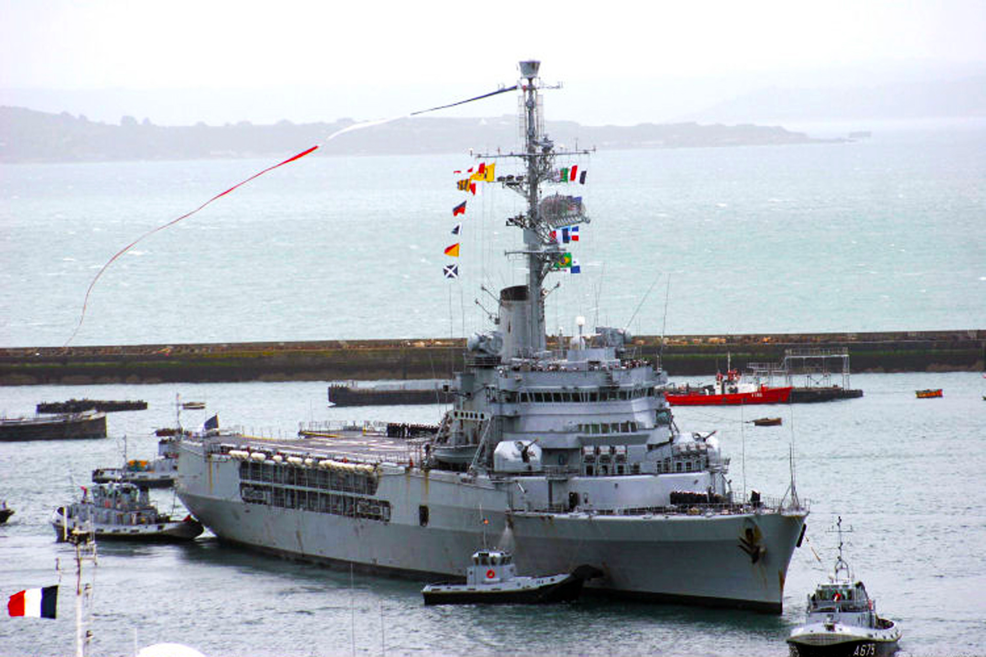 Fiamma della Marina Militare sulla nave Jeanne d’Arc