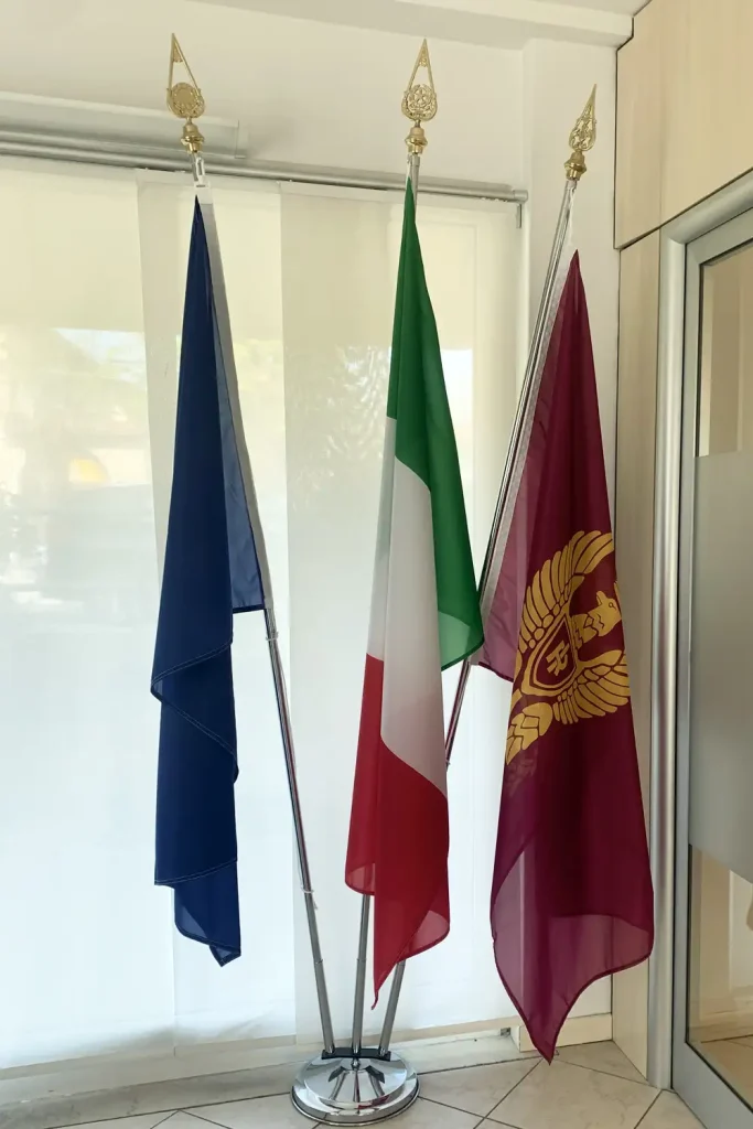 Disposizione bandiere Italia, Unione Europea e Polizia di Stato