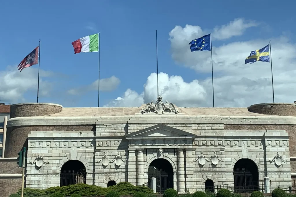 Disposizione bandiere su 4 aste: Italia, Europa, Veneto e Verona