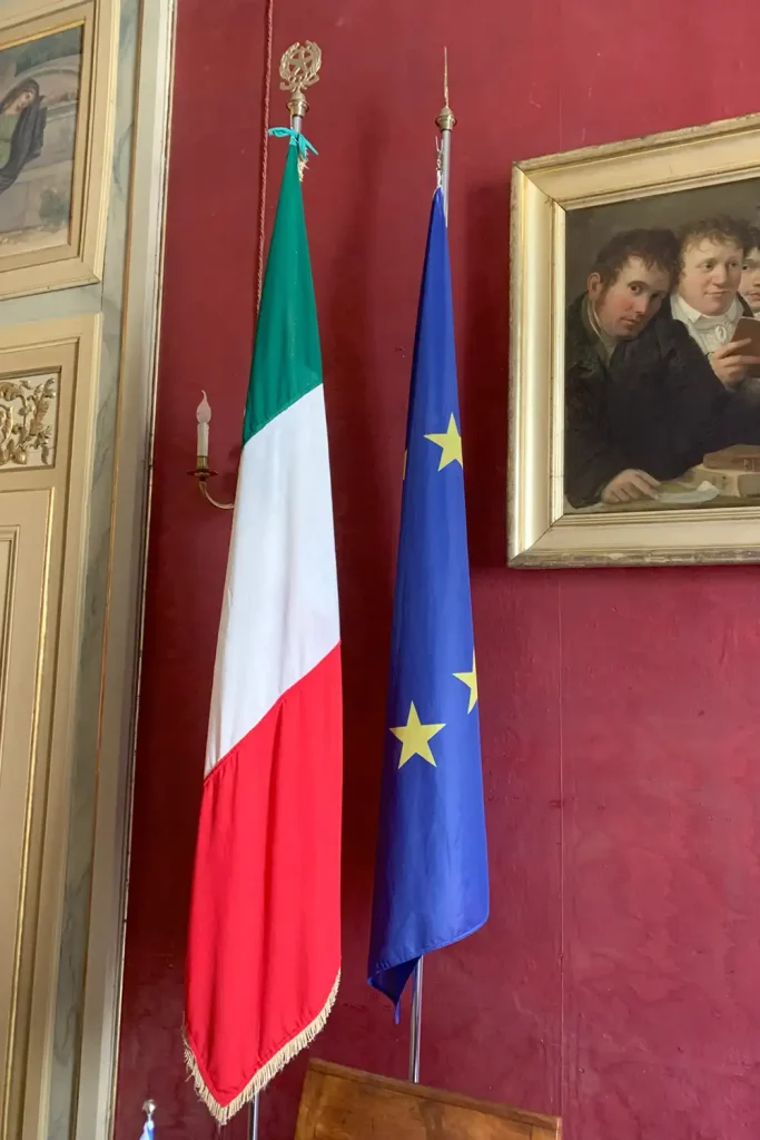 Esposizione del tricolore accanto alla bandiera dell'Unione Europea.