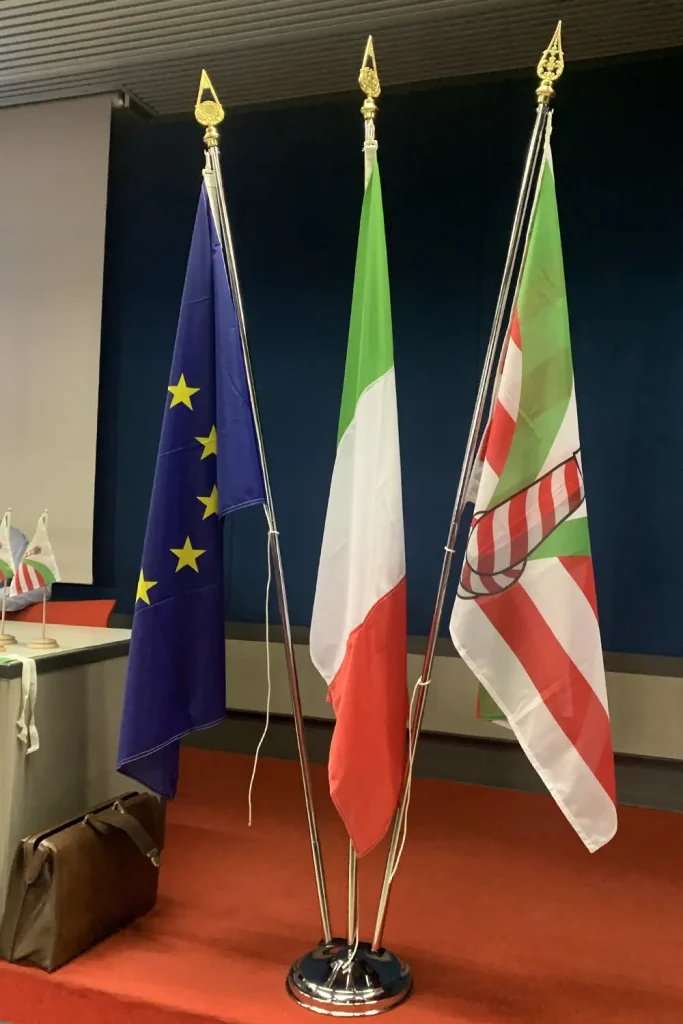Esposizione Bandiera Italia e Unione Europea - Convegno Bandiere CISV Cremona